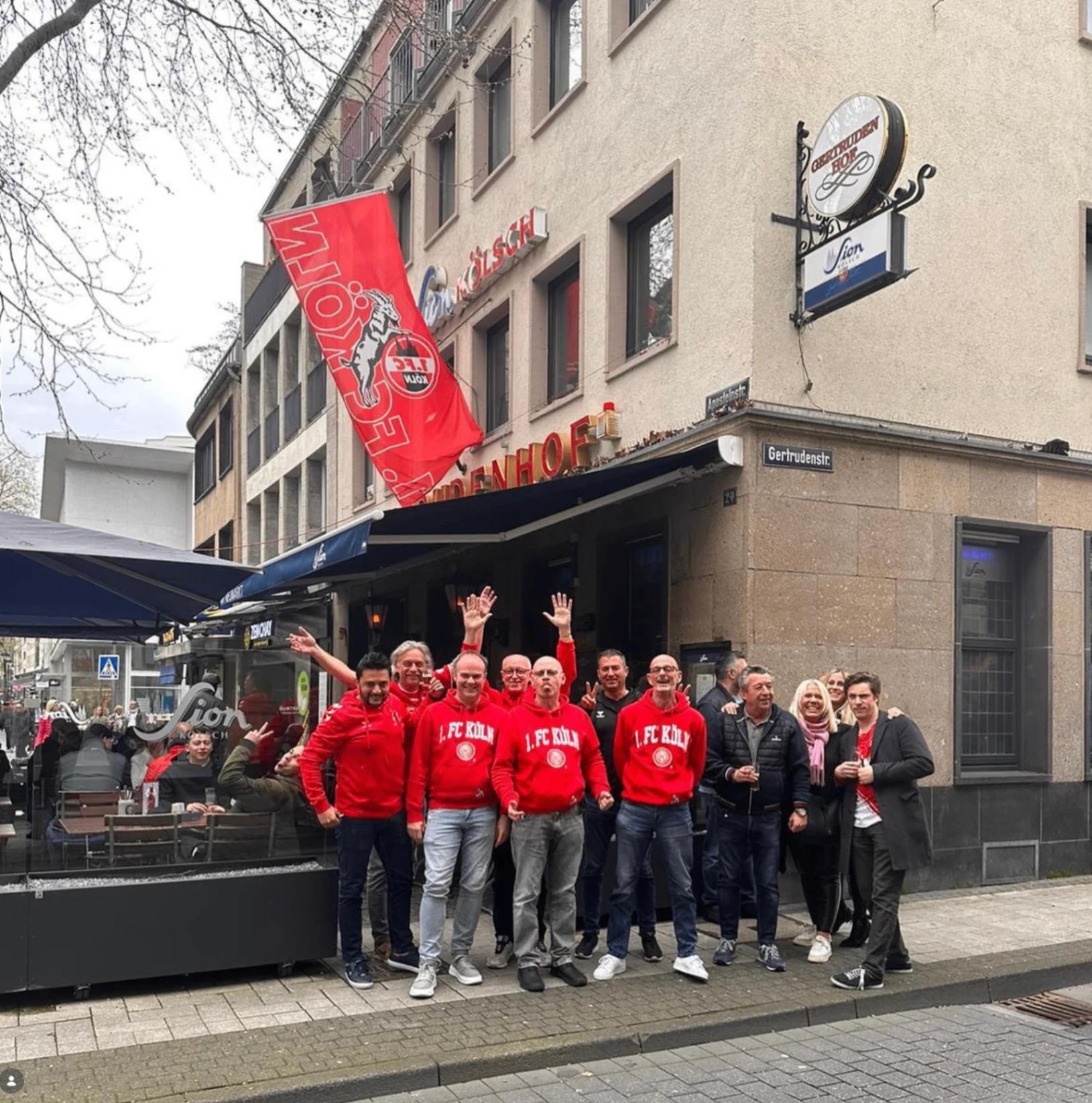 Fans vor dem Gertrudenhof am Neumarkt